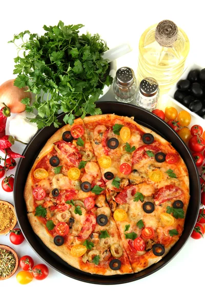 Composición colorida de deliciosa pizza, verduras y especias — Foto de Stock