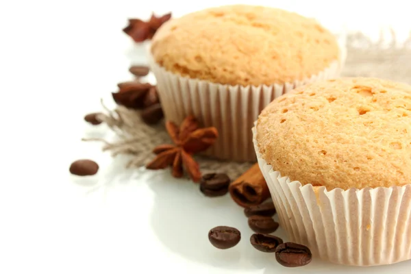 Bolos de muffin saborosos na serapilheira, especiarias e sementes de café, isolados em branco — Fotografia de Stock