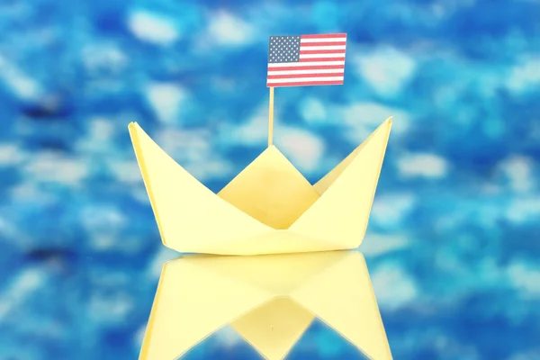 Ship with the American flag, on blue background. Columbus Day. — Stock Photo, Image