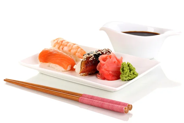 Plaka üzerinde beyaz izole lezzetli sushi servis — Stok fotoğraf