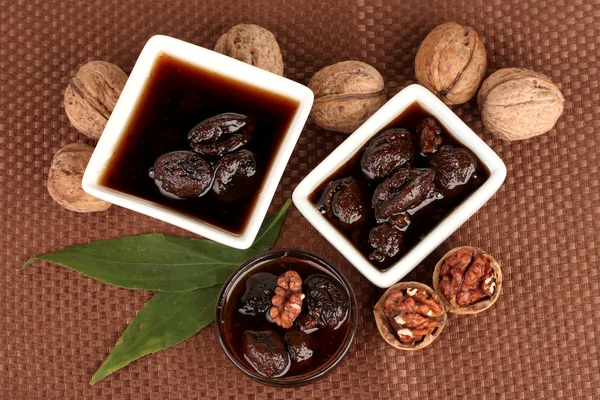 Marmeláda vlašské ořechy v miskách na ubrousku — Stock fotografie