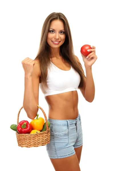 Красива молода жінка з овочами в кошику, ізольована на білому — стокове фото