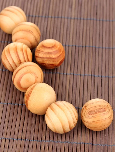 Bolas de madera en estera de bambú — Foto de Stock