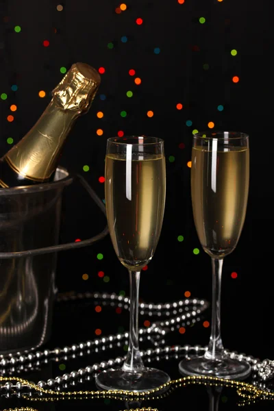 Noel ışıkları arka planda stemware ile kutlama şampanya — Stok fotoğraf