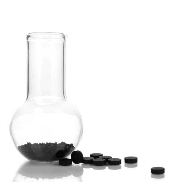 Aktif karbon toz ve tabletler üzerinde beyaz izole — Stok fotoğraf