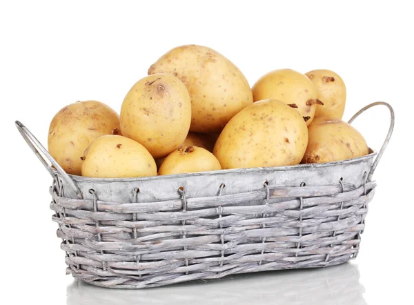 Patatas maduras en cesta aisladas en blanco —  Fotos de Stock