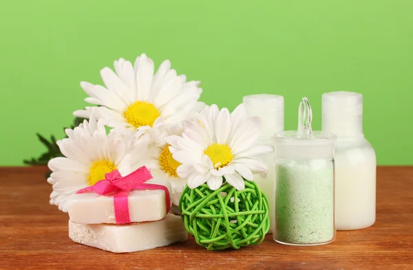 Ingredientes para hacer jabón sobre fondo verde —  Fotos de Stock