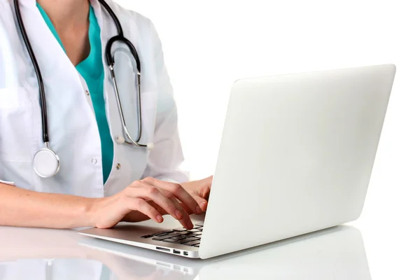 Medico utilizzando computer portatile isolato su bianco — Foto Stock