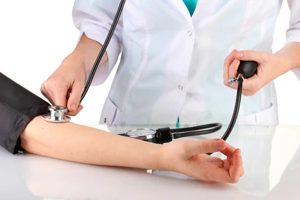 Médico midiendo la presión arterial.Aislado en blanco — Foto de Stock