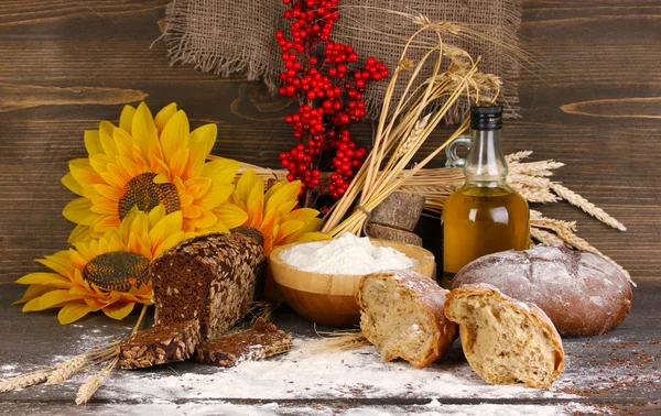 Roggebrood op houten tafel op houten achtergrond — Stockfoto