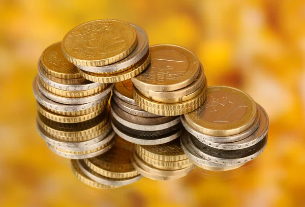 Renkli arka plan üzerinde Euro coins — Stok fotoğraf