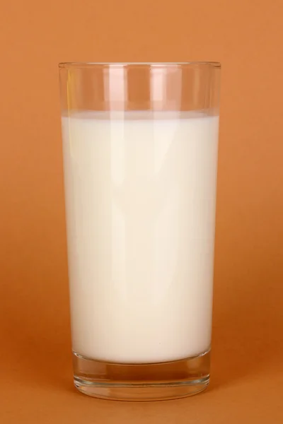 Glass of fresh new milk on brown background — Stock Photo, Image