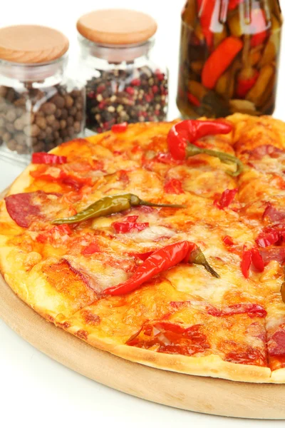 Smakelijke pepperoni pizza met groenten op houten plank close-up Stockfoto