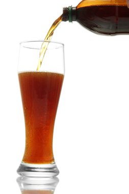 Kvas üzerinde beyaz izole bir bardak içine dökülür.