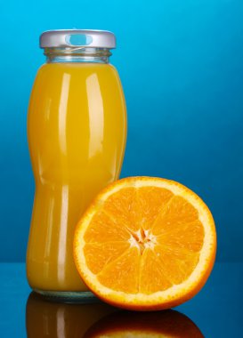 bir şişe ve turuncu nefis portakal suyu