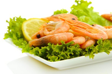 tabakta üzerine beyaz izole limon ve marul yaprakları ile haşlanmış karides