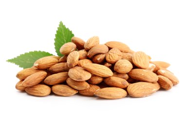 yapraklarla üzerine beyaz izole lezzetli badem fındık