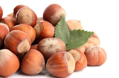 yapraklarla üzerine beyaz izole lezzetli fındık