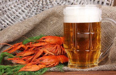 lezzetli haşlanmış crayfishes ve çul arka masada bira