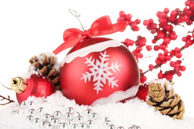beyaz izole güzel parlak Noel topları karda,