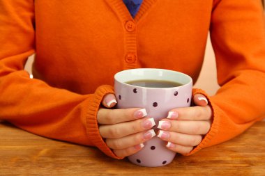 bir fincan tutan eller sıcak içecek, yakın çekim