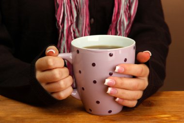 bir fincan tutan eller sıcak içecek, yakın çekim