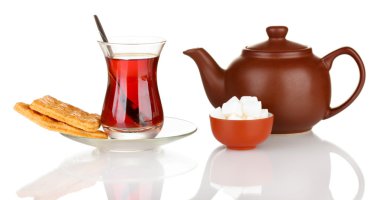 Türk çayı ve üzerinde beyaz izole çaydanlık bardak
