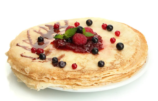 Deliciosos panqueques con bayas y mermelada en plato aislado en blanco — Foto de Stock