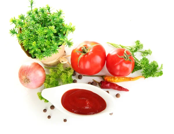 Bodegón tomates ketchup y hierbas aisladas en blanco —  Fotos de Stock