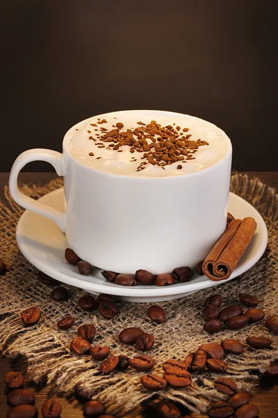 Latte na mesa de madeira no fundo marrom — Fotografia de Stock