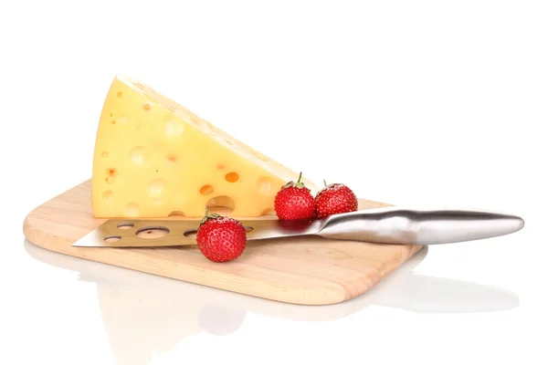 Sabroso queso y bayas en tablero de madera aislado en blanco — Foto de Stock