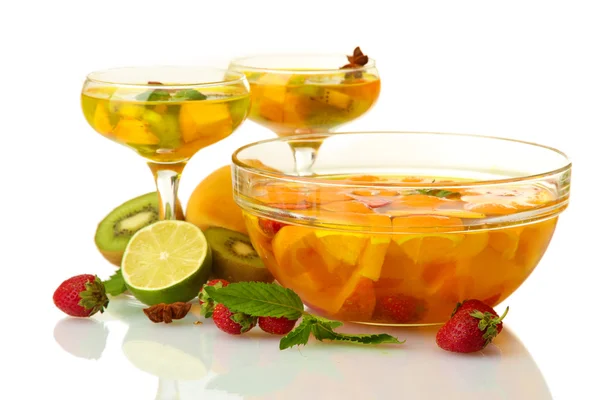 Ponche en tazón y vasos con frutas, aislado en blanco —  Fotos de Stock