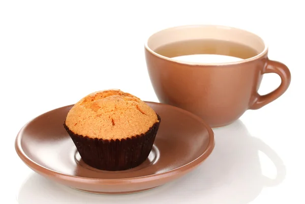 Φρέσκο muffin με τσάι που απομονώνονται σε λευκό — Φωτογραφία Αρχείου