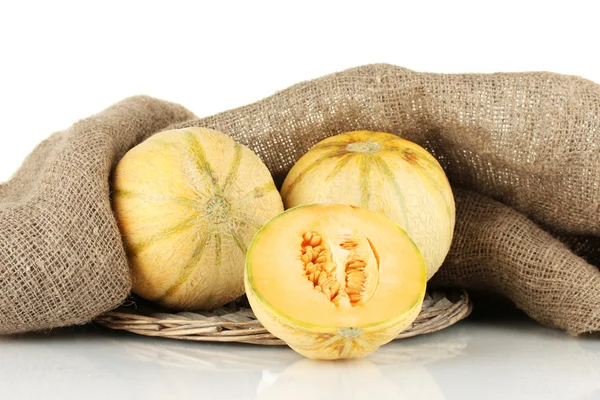 Skär melon på wicker matta på säckväv bakgrund på nära håll — Stockfoto