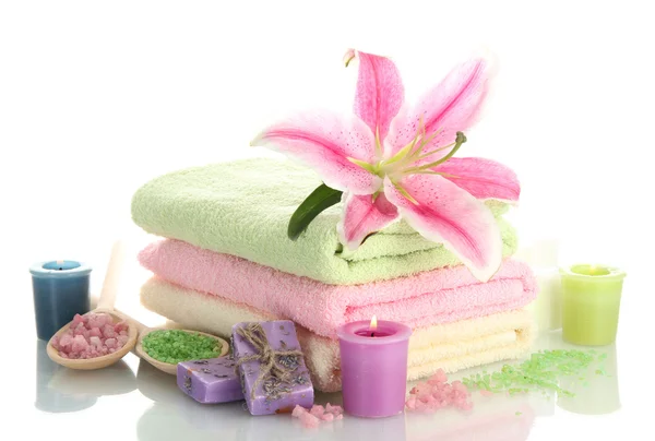 Ręczniki z lily, zapach oleju, świec, mydła i morze soli na białym tle na biały — Zdjęcie stockowe