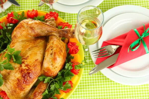 Τραπέζι Συμπόσιο με ψητό κοτόπουλο close-up. ημέρα των ευχαριστιών — Φωτογραφία Αρχείου