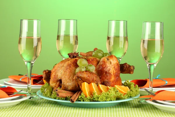 Banquet table with roast chicken on green background close-up — Stock Photo, Image