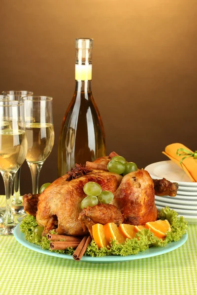 De instelling van de tabel voor thanksgiving dag op bruine achtergrond close-up — Stockfoto