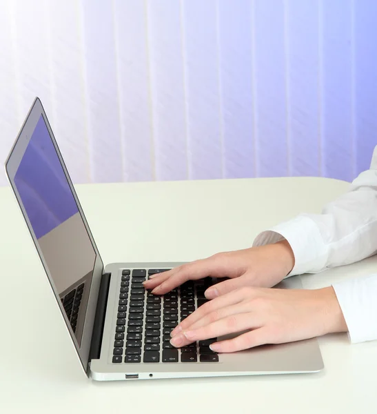 Close-up van zakenvrouw handen te typen op laptopcomputer — Stockfoto