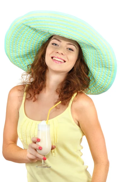 Güzel kız plaj şapka ve kokteyl beyaz izole gülümseyen — Stok fotoğraf