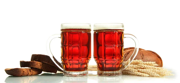 Taniche di pane di kvass e segale con orecchie, isolate su bianco — Foto Stock