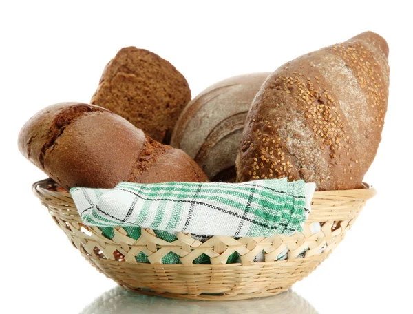 Pães de centeio saborosos em cesta, isolados em branco — Fotografia de Stock