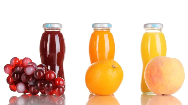 Deliciosas uvas, suco de laranja e maçã em garrafa de vidro — Fotografia de Stock