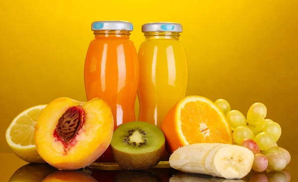 Egy üveg, és a gyümölcs finom multifruit lé — Stock Fotó