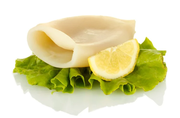 文甲イカの湯引きレタスと白で隔離されるレモン — ストック写真