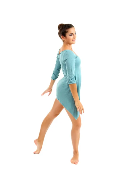Joven hermosa bailarina en un vestido azul aislado en blanco — Foto de Stock