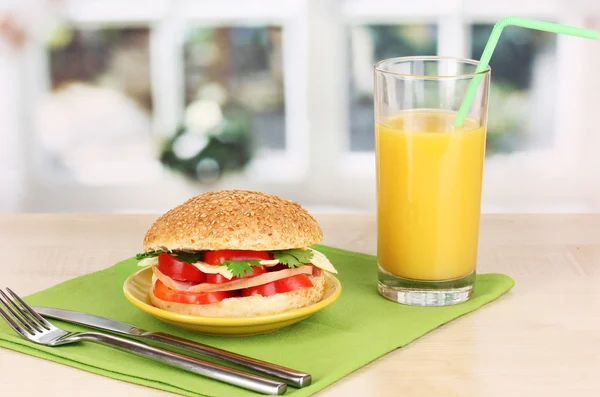 Appetitliche Sandwich auf Farbteller auf Holztisch auf Fensterhintergrund — Stockfoto