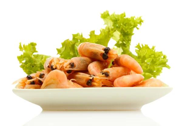 Gekochte Garnelen mit Salatblättern auf Teller, isoliert auf weißem — Stockfoto