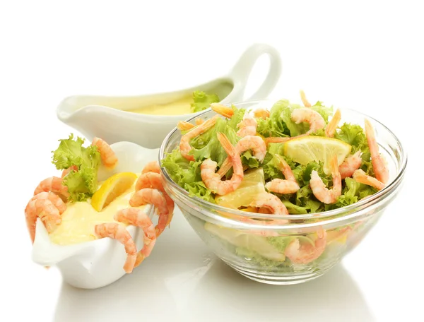 Ensalada con gambas, limón y hojas de lechuga en bowl y salsa — Foto de Stock