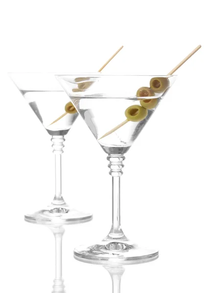 Óculos Martini e azeitonas isoladas em branco — Fotografia de Stock